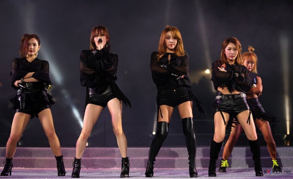 10月KPOP好熱鬧！IU不開酒店回去唱歌，SJ、SuperM接連出輯，SM賺飽飽！
