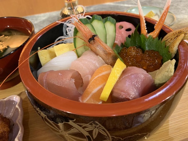 日本名店「冰見海鮮丼 粋鮨」台北首店登場，人氣「冰見特上海鮮丼、冰見特上握壽司」都是必點招牌！