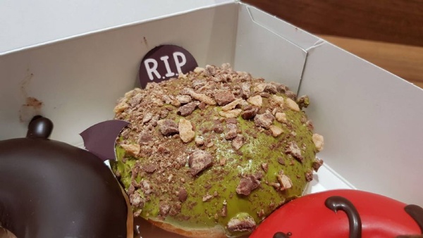 Krispy Kreme萬聖節甜甜圈台灣也出了！蝙蝠、南瓜，還有超萌的蜘蛛甜甜圈，每個都爆炸可愛～