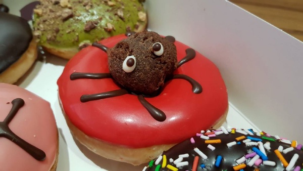 Krispy Kreme萬聖節甜甜圈台灣也出了！蝙蝠、南瓜，還有超萌的蜘蛛甜甜圈，每個都爆炸可愛～