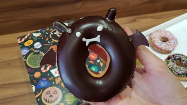 Krispy Kreme萬聖節甜甜圈台灣也出了！蝙蝠、南瓜，還有超萌的蜘蛛甜甜圈，每個都爆炸可愛～