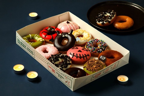 Krispy Kreme萬聖節甜甜圈台灣也出了！蝙蝠、南瓜，還有超萌的蜘蛛甜甜圈，每個都爆炸可愛～