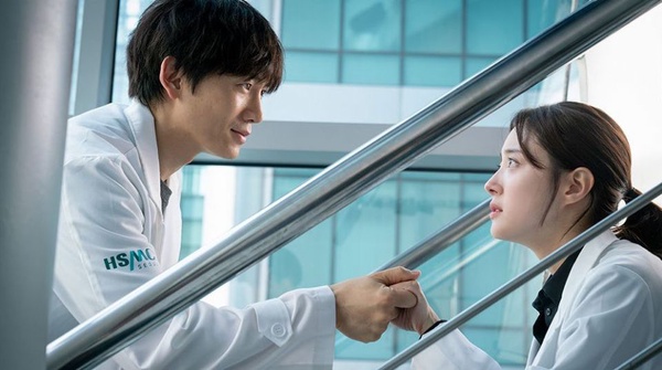 《李小姐》惠利、金相慶差22歲！8對「大叔配少女」CP，第2、8對父女感強到難入坑