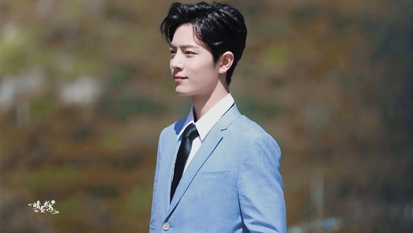 肖戰「藍色西裝」化身清爽暖男！10男星的藍西裝造型，李現帥氣、張翰貴氣，王一博還是酷蓋