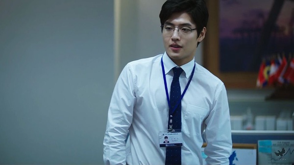 《魷魚遊戲2》姜河那10個令人印象深刻的作品!曾曖昧IU、金智媛，憑藉這部奪得百想影帝