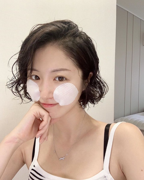 濕敷前多一步、底妝更服貼！彩妝師傳授換季「妝前保養」技巧，畫出透亮持久的爆光底妝