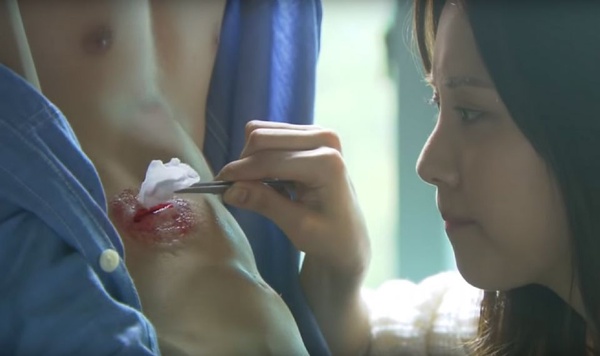《綠豆傳》張東尹女裝美翻，但有腹肌好違和！7位「天使臉孔魔鬼身材」的男星，丁海寅身材好狼系