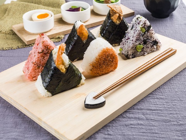 人氣米食專賣「Rice Café杓文字」進駐京站時尚廣場，還有獨家蛙蛙定食讓你吃完還可以夾娃娃！