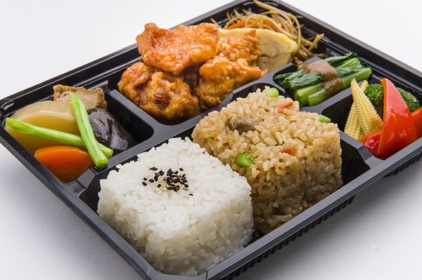 人氣米食專賣「Rice Café杓文字」進駐京站時尚廣場，還有獨家蛙蛙定食讓你吃完還可以夾娃娃！