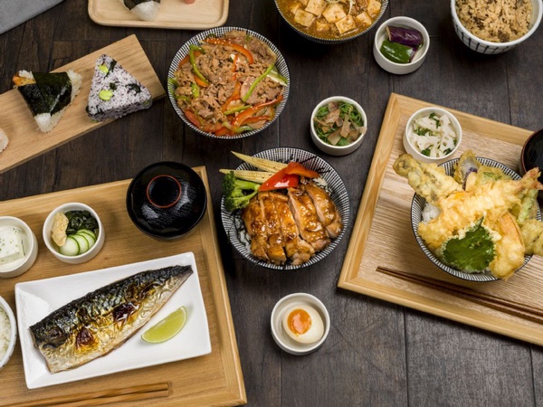 人氣米食專賣「Rice Café杓文字」進駐京站時尚廣場，還有獨家蛙蛙定食讓你吃完還可以夾娃娃！