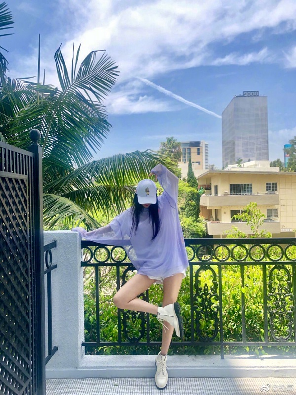 女星馬丁靴穿搭圖鑑！楊冪、LISA馬丁靴穿法甜美能遮肉，關曉彤撞衫泫雅氣勢輸慘