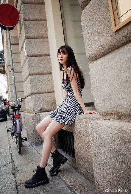 女星馬丁靴穿搭圖鑑！楊冪、LISA馬丁靴穿法甜美能遮肉，關曉彤撞衫泫雅氣勢輸慘