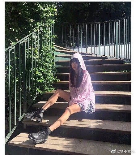 女星馬丁靴穿搭圖鑑！楊冪、LISA馬丁靴穿法甜美能遮肉，關曉彤撞衫泫雅氣勢輸慘