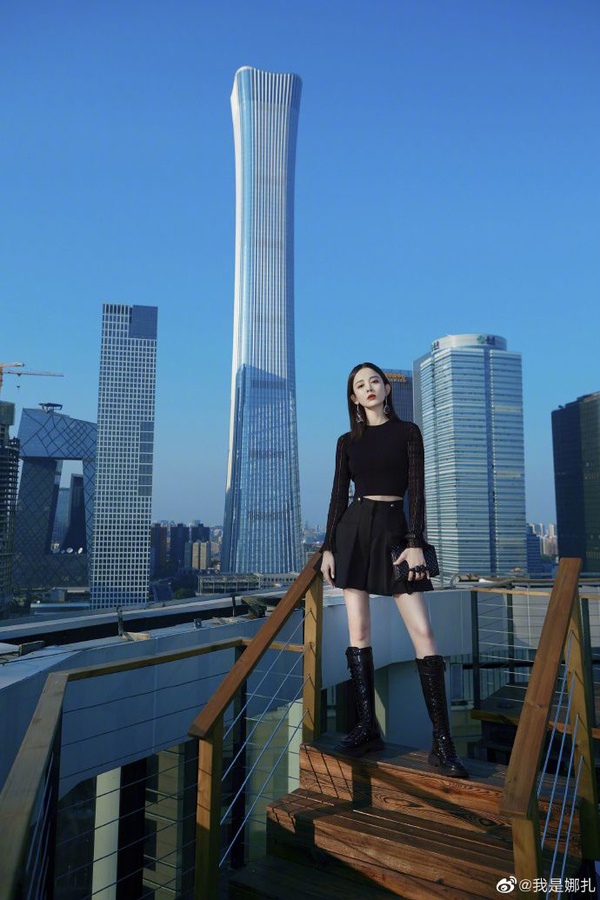 女星馬丁靴穿搭圖鑑！楊冪、LISA馬丁靴穿法甜美能遮肉，關曉彤撞衫泫雅氣勢輸慘