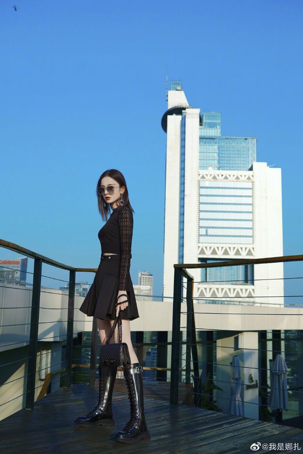 女星馬丁靴穿搭圖鑑！楊冪、LISA馬丁靴穿法甜美能遮肉，關曉彤撞衫泫雅氣勢輸慘