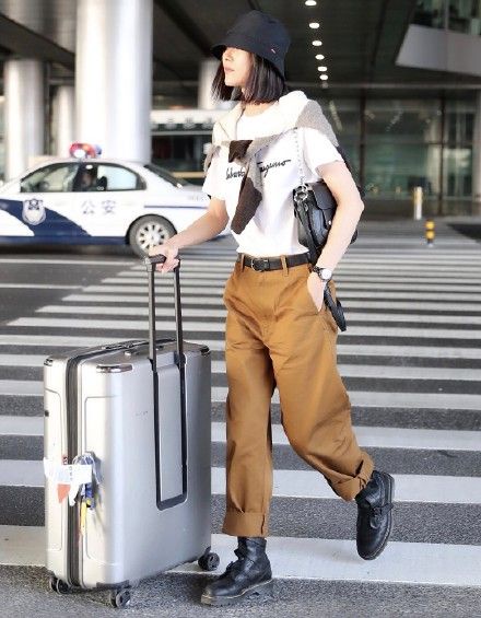 女星馬丁靴穿搭圖鑑！楊冪、LISA馬丁靴穿法甜美能遮肉，關曉彤撞衫泫雅氣勢輸慘