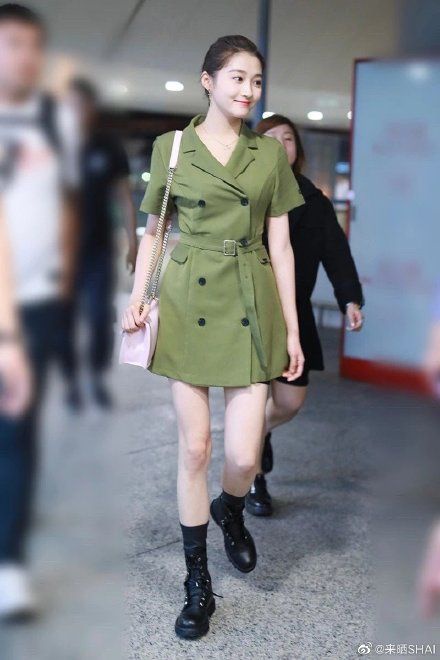 女星馬丁靴穿搭圖鑑！楊冪、LISA馬丁靴穿法甜美能遮肉，關曉彤撞衫泫雅氣勢輸慘