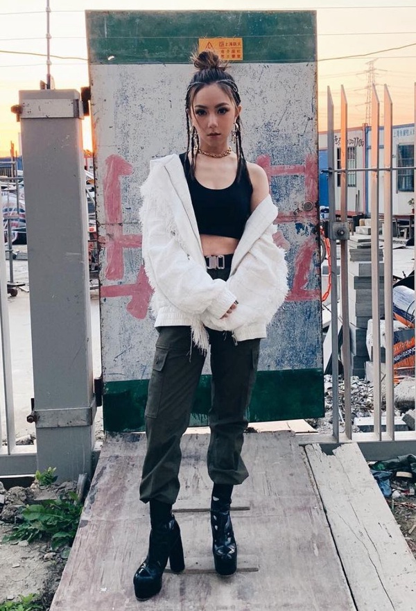 女星馬丁靴穿搭圖鑑！楊冪、LISA馬丁靴穿法甜美能遮肉，關曉彤撞衫泫雅氣勢輸慘