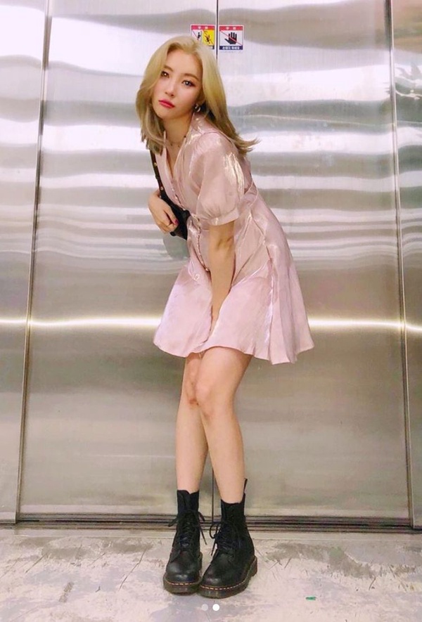 女星馬丁靴穿搭圖鑑！楊冪、LISA馬丁靴穿法甜美能遮肉，關曉彤撞衫泫雅氣勢輸慘