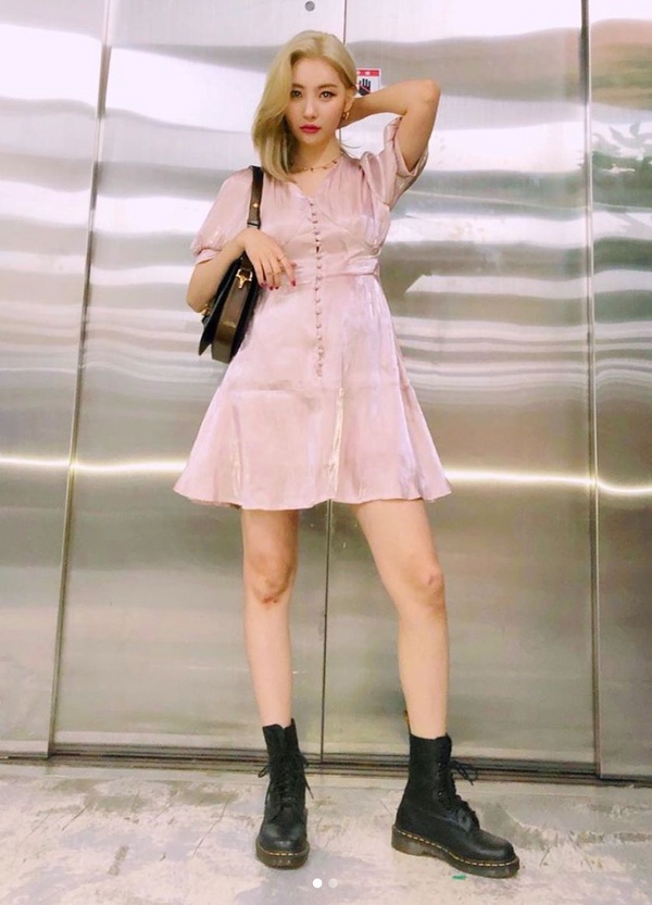 女星馬丁靴穿搭圖鑑！楊冪、LISA馬丁靴穿法甜美能遮肉，關曉彤撞衫泫雅氣勢輸慘