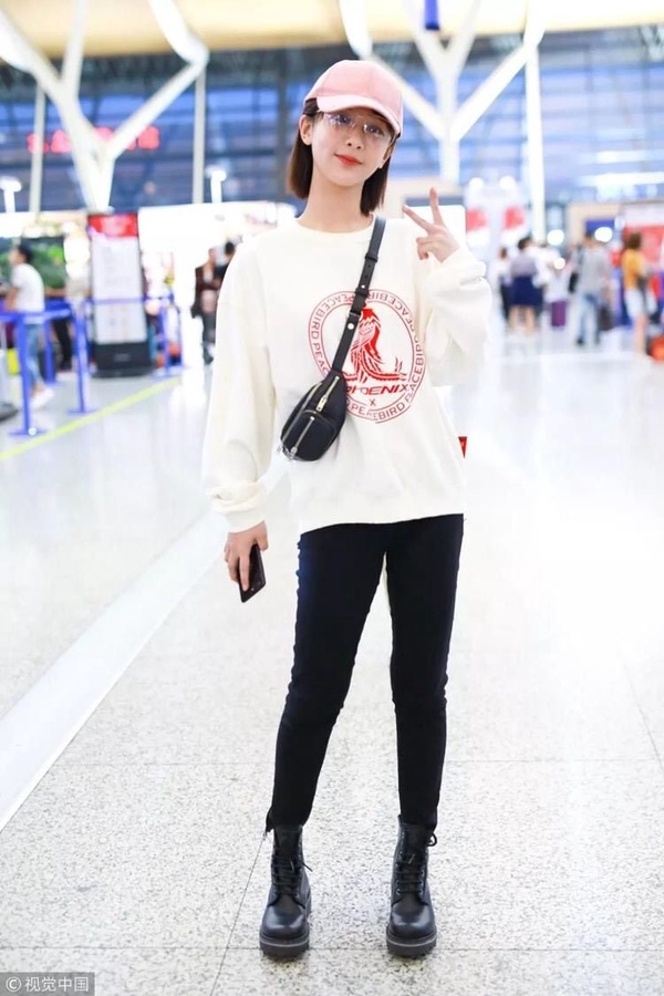 女星馬丁靴穿搭圖鑑！楊冪、LISA馬丁靴穿法甜美能遮肉，關曉彤撞衫泫雅氣勢輸慘