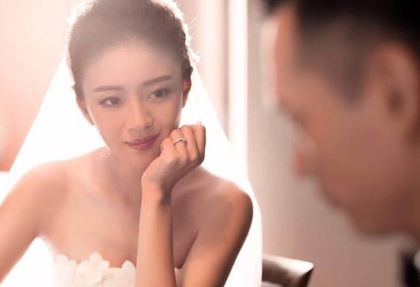 「我結婚，一定是為了愛情。」翻過「安式高牆」後，迎來的是最美麗的新娘－安以軒