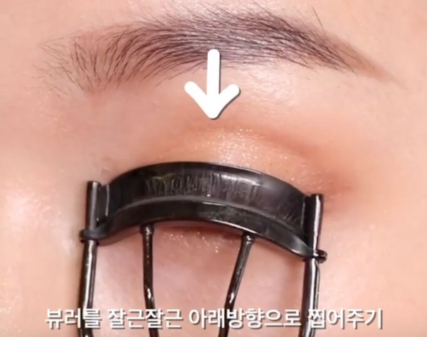 短睫毛、垂睫毛必看！掌握刷夾技巧免接睫毛，初學者也能速成根根分明、不易塌開花翹睫毛！