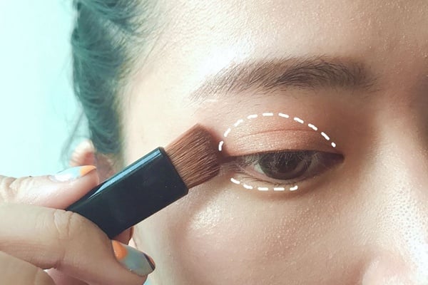 一刷是絕美漸層!手殘網友激推「三秒眼影」,不動腦、免技巧畫出韓妞深邃大眼妝