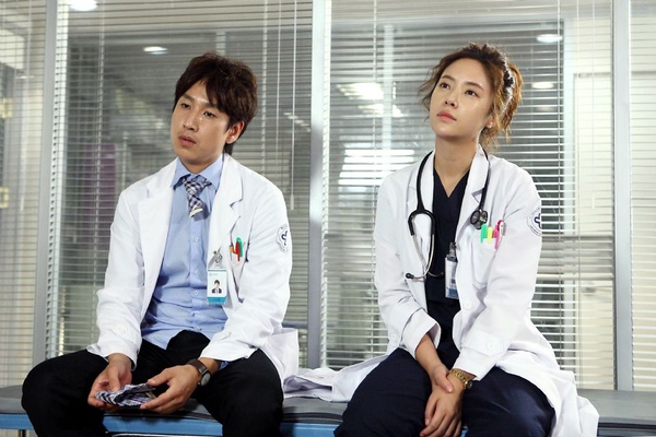 孔曉振、IU替《檢察官內戰》應援！李善均搭過的8位女星，配宋智孝好像在看Running Man