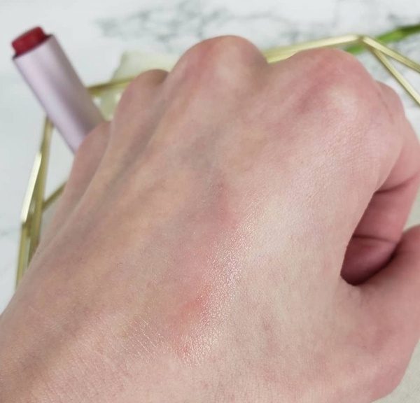 6款PTT網友好評「潤色護唇膏」推薦！BOBBI BROWN、雅詩蘭黛、DIOR顏色嫩到想激吻，雪花秀「宋慧喬色」招桃花必入手！