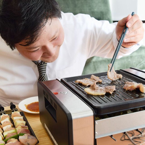 單人居酒屋開張囉！日本「一人烤肉機」，自動旋轉雞肉串，烤串烤盤一次搞定！