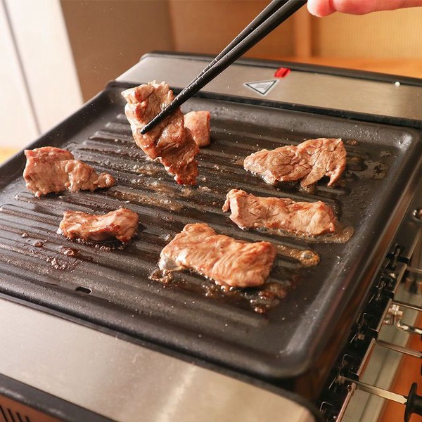 單人居酒屋開張囉！日本「一人烤肉機」，自動旋轉雞肉串，烤串烤盤一次搞定！