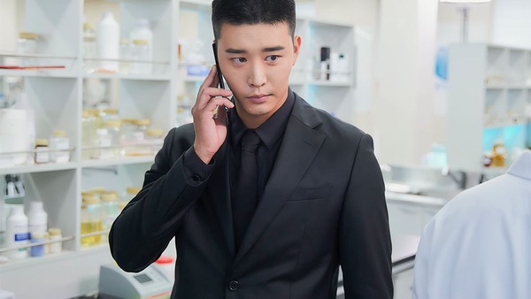 《Leverage：詐騙操作團》5大主演介紹！李東健男二當3年終於演回男一，金賽綸變身前凸後翹辣嬌娃！