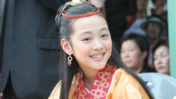 雪莉輕生太遺憾！雪莉影視作品回顧，11歲童星演員出道，客串好友IU《德魯納》竟成遺作