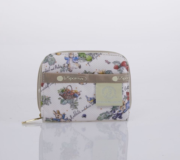 童年回憶湧現「彼得兔PETER RABBIT x LeSportsac」粉嫩手拿包、多夾層化妝包開賣囉!