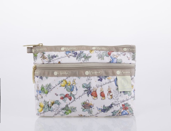 童年回憶湧現「彼得兔PETER RABBIT x LeSportsac」粉嫩手拿包、多夾層化妝包開賣囉!