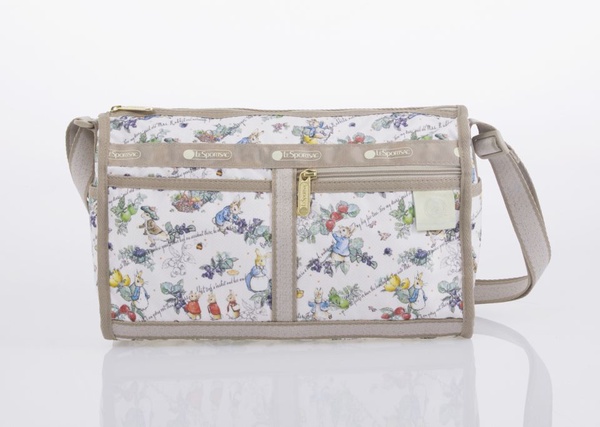 童年回憶湧現「彼得兔PETER RABBIT x LeSportsac」粉嫩手拿包、多夾層化妝包開賣囉!