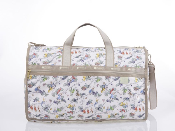 童年回憶湧現「彼得兔PETER RABBIT x LeSportsac」粉嫩手拿包、多夾層化妝包開賣囉!