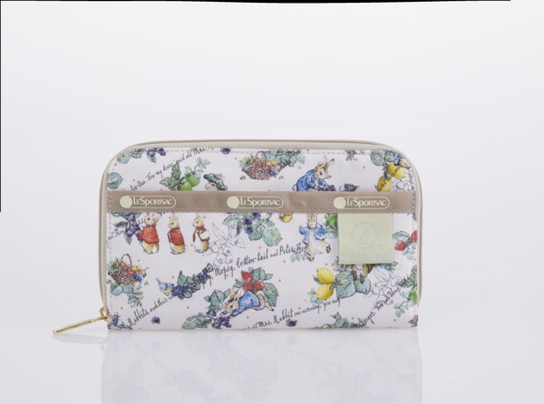 童年回憶湧現「彼得兔PETER RABBIT x LeSportsac」粉嫩手拿包、多夾層化妝包開賣囉!
