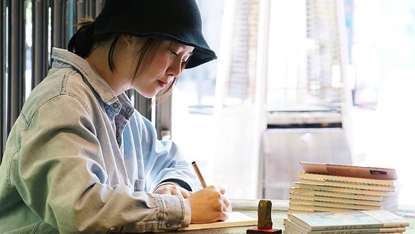 Jessica推半自傳小說《Shine》，還要拍成好萊塢電影！8韓星當作家，鄭雨盛寫書做公益，第4位寫小說一個月賣翻
