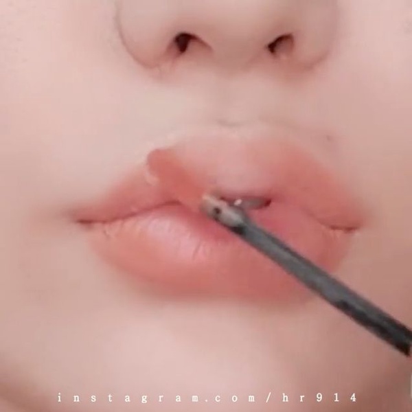 韓妞手把手教學「雙色微笑唇」畫法！雙色漸層、畫出微笑線，好人緣的招桃花唇