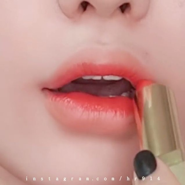 韓妞手把手教學「雙色微笑唇」畫法！雙色漸層、畫出微笑線，好人緣的招桃花唇