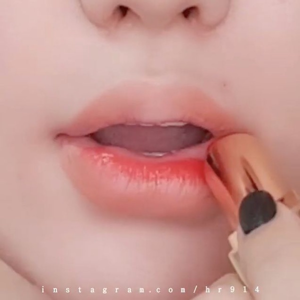 韓妞手把手教學「雙色微笑唇」畫法！雙色漸層、畫出微笑線，好人緣的招桃花唇