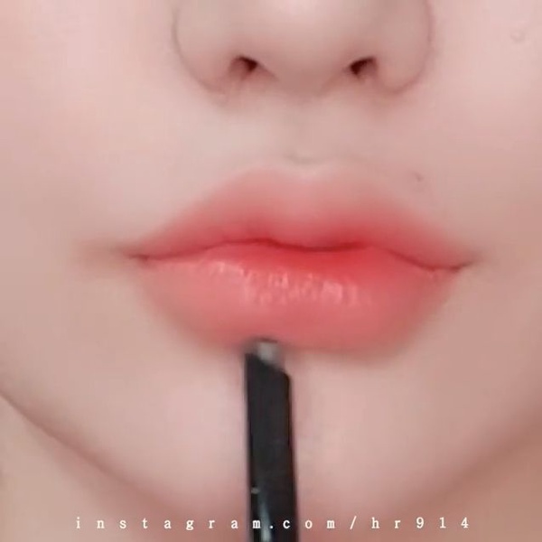 韓妞手把手教學「雙色微笑唇」畫法！雙色漸層、畫出微笑線，好人緣的招桃花唇