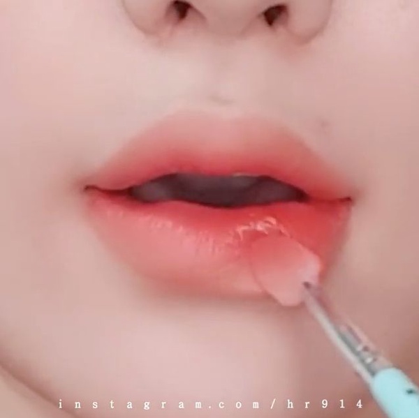韓妞手把手教學「雙色微笑唇」畫法！雙色漸層、畫出微笑線，好人緣的招桃花唇