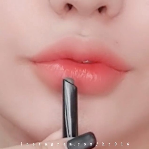 韓妞手把手教學「雙色微笑唇」畫法！雙色漸層、畫出微笑線，好人緣的招桃花唇