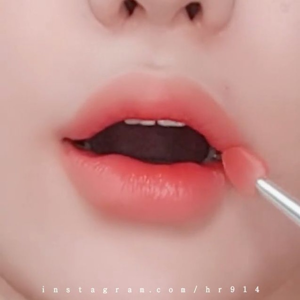 韓妞手把手教學「雙色微笑唇」畫法！雙色漸層、畫出微笑線，好人緣的招桃花唇