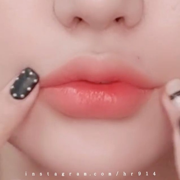 韓妞手把手教學「雙色微笑唇」畫法！雙色漸層、畫出微笑線，好人緣的招桃花唇