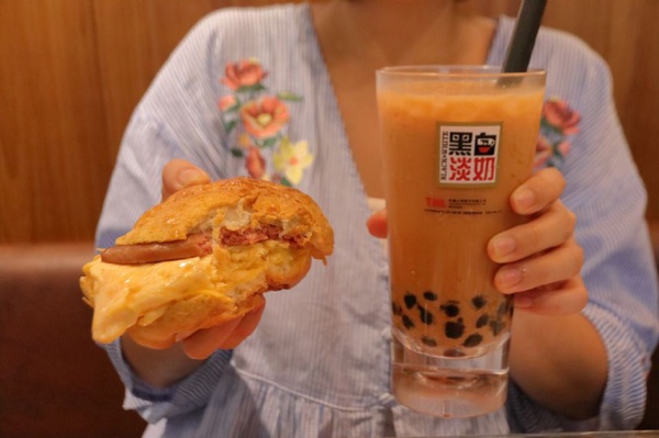 好吃又好拍IG人氣港式餐廳「波記冰室」即將開幕，招牌黯然銷魂飯、絲襪珍奶必點！