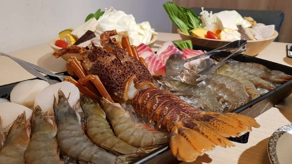 草莓蛋糕也能加火鍋？「饗鮮海陸火鍋」加碼卡布奇諾、馬卡龍也都能通通丟下去～